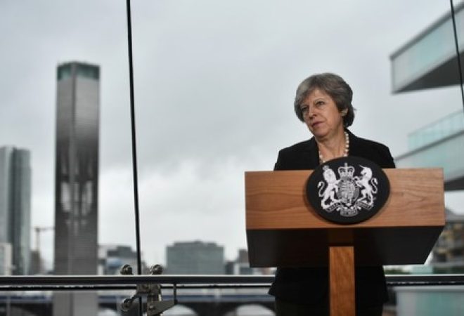 Primeira-ministra britânica, Theresa May, discursa em Belfast