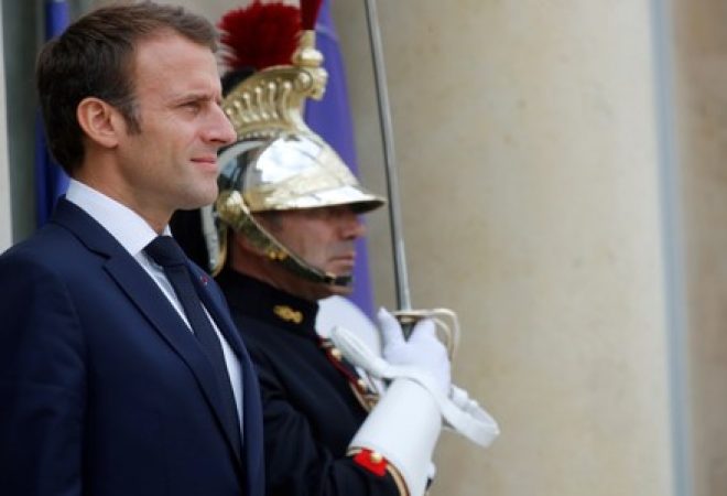 Presidente da França, Emmanuel Macron, aguarda chegada do presidente do Azerbaijão no Palácio do Eliseu