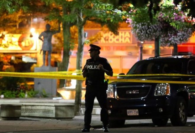 Policial faz guarda em local de tiroteio em Toronto