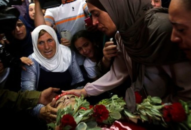 Parentes velam corpo de adolescente palestino morto em operação de Israel na Cisjordânia