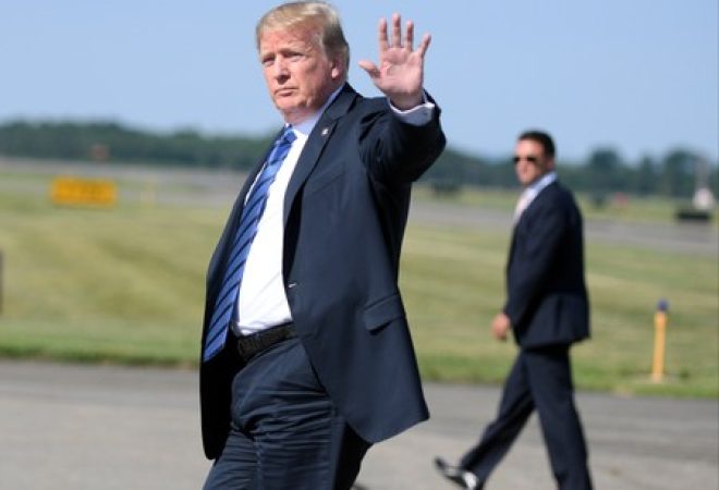 Presidente dos EUA, Donald Trump, acena ao chegar em Morristown, Nova Jersey