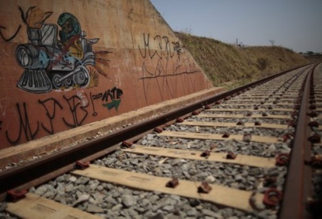 Trecho da inacabada ferrovia Norte-Sul na cidade de Anápolis , em Goiás.