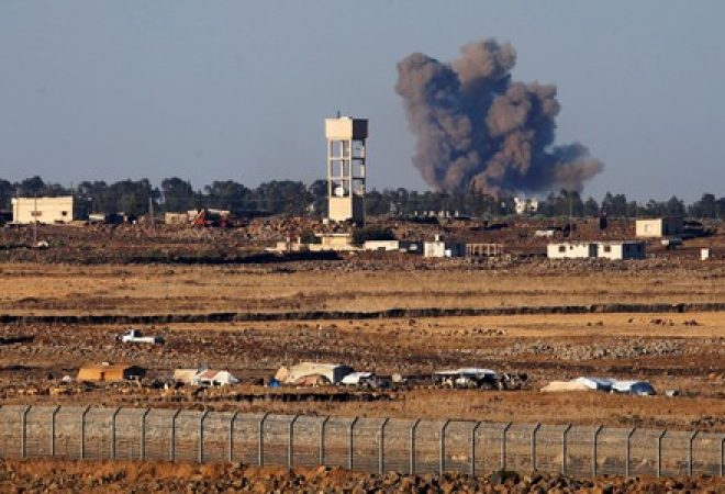 Fumaça vista após explosão no lado sírio da fronteira entre Síria e Israel