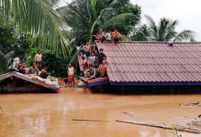 Moradores abrigados em telhados após rompimento de barragem de hidrelétrica no Laos