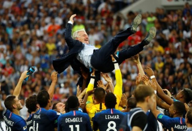 Técnico da França, Didier Deschamps, jogado para o alto por jogadores após conquista da Copa do Mundo
