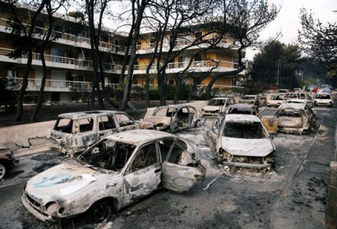 Carros destruídos por incêndio perto de Atenas