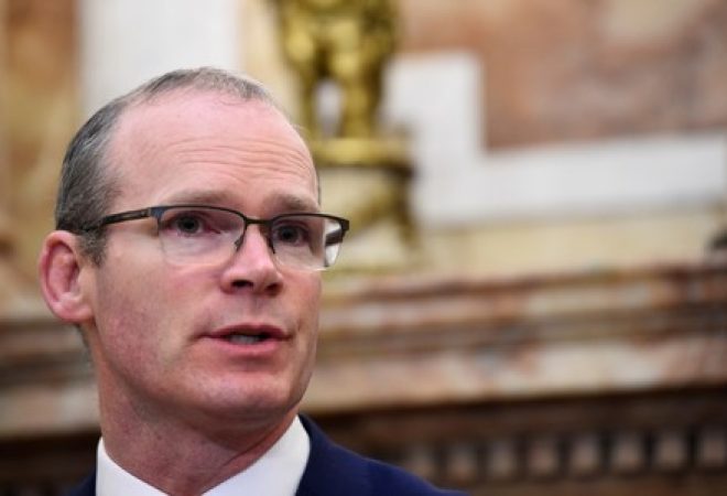 Ministro de Relações Exteriores da Irlanda, Simon Coveney, durante coletiva de imprensa em Dublin