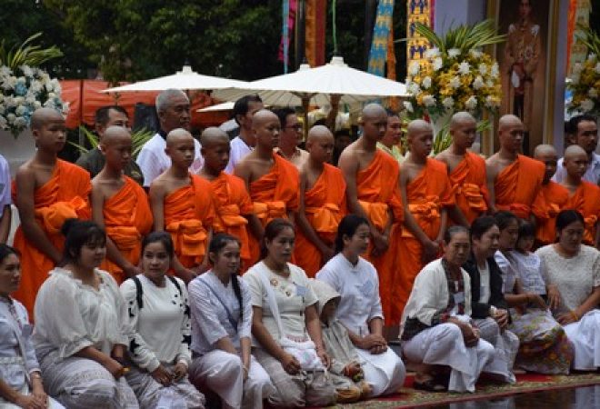 Meninos tailandeses resgatados de caverna e seu técnico durante cerimônia budista em templo de Chiang Rai