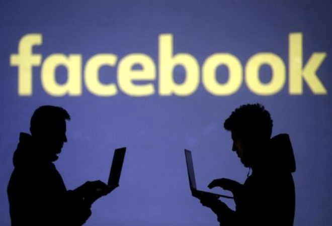 Silhuetas em frente ao logo do Facebook