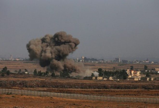 Fumaça é vista após explosões na fronteira entre a Síria e Israel