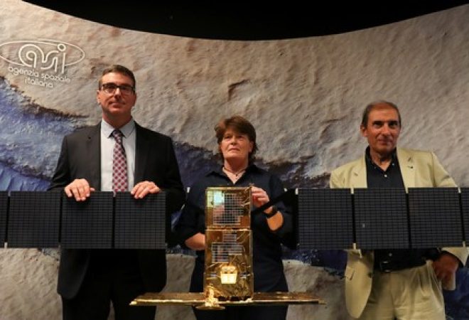 Cientistas Orosei, Pettinelli e Flamini posam perto de réplica do satélite Cosmo Sky Med