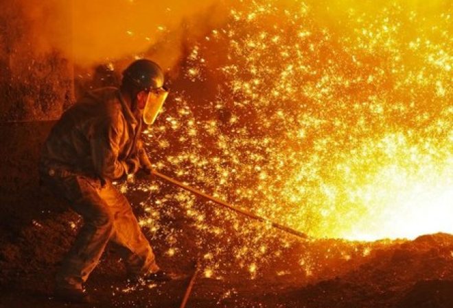 Homem trabalha em usina siderúgica na China