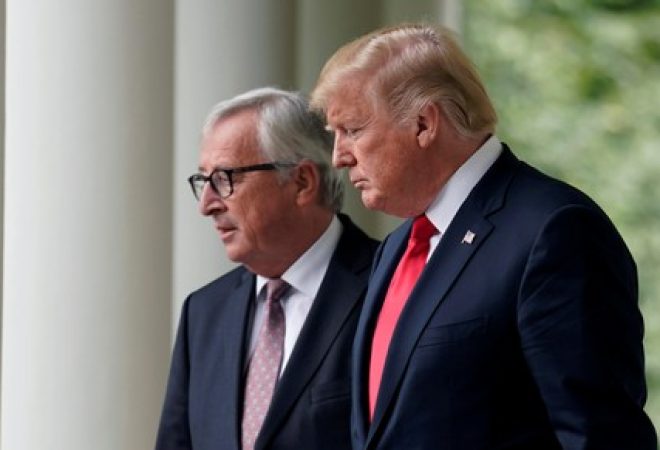 O presidente dos EUA, Donald Trump, e o presidente da Comissão Europeia, Jean-Claude Juncker, após reunião na Casa Branca em Washington, EUA