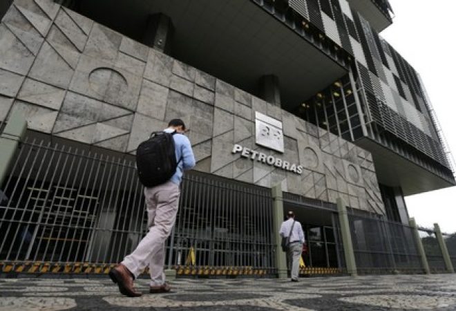 Pessoas passam por sede da Petrobras no Rio de Janeiro