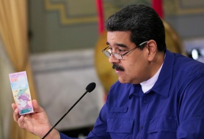 Presidente venezuelano, Nicolás Maduro, apresenta nota da nova moeda do país