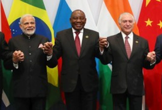 Líderes posam para foto durante a reunião de cúpula do grupo Brics em Joanesburgo