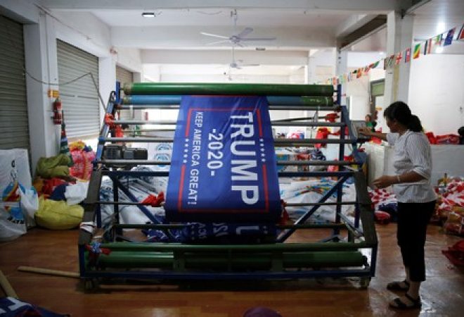 Funcionária produz bandeiras para reeleição de Trump em fábrica em Anhui, na China