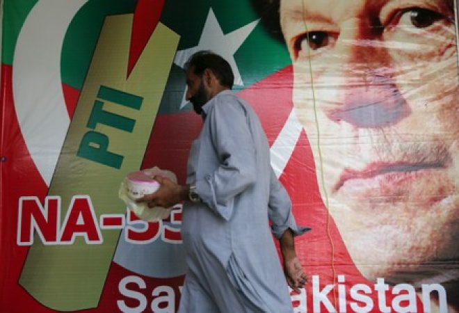 Cartaz eleitoral de ídolo do críquete Imran Khan, que se declarou vencedor da eleição no Paquistão