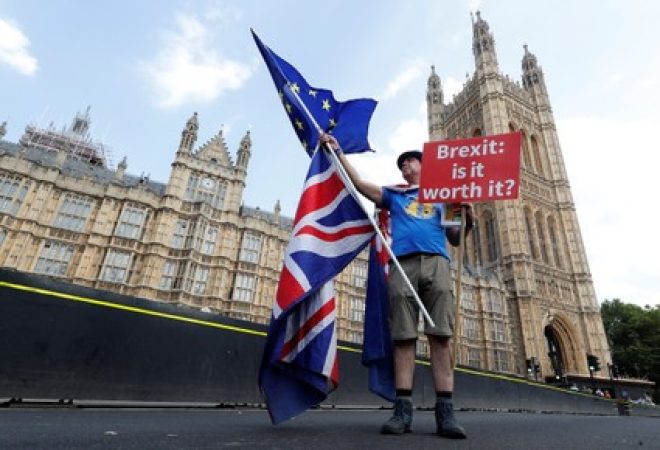 Homem faz protesto solitário contra o Brexit no centro de Londres
