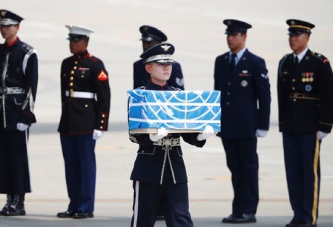 Soldado carrega caixa com restos de soldado dos EUA morto na Guerra da Coreia, durante ceromônia na base aérea de Osan, na Coreia do Sul