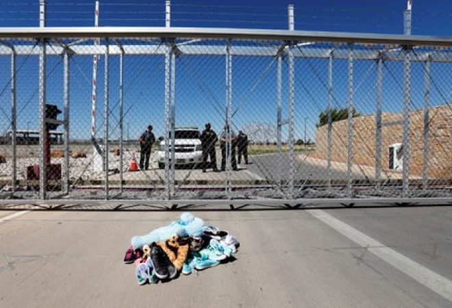 Sapatos e brinquedos deixados em frente a portão de centro de detenção de imigrantes nos EUA em protesto contra política de separação de famílias