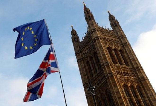 Manifestantes levantam bandeira da União Europeia e do Reino Unido, em Londres