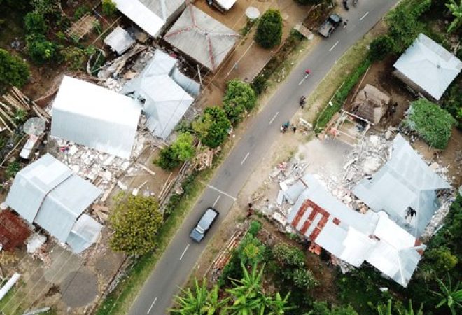 Vista área de casas destruídas por terremoto no vilarejo de Sajang, em Lombok, na Indonésia