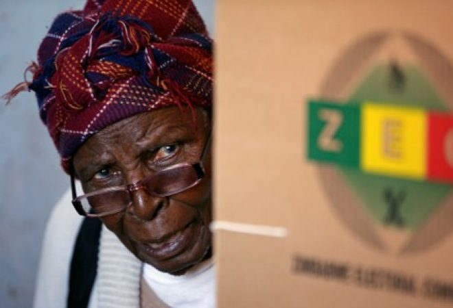 Mulher vota em Harare durante eleição no Zimbábue
