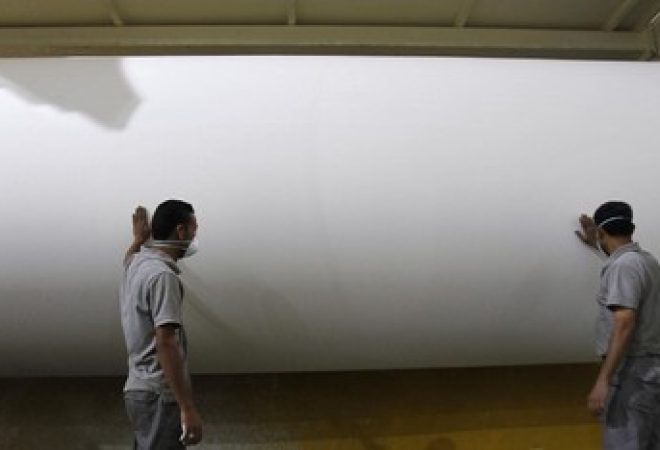 Trabalhadores em fábrica de papel na Jordânia