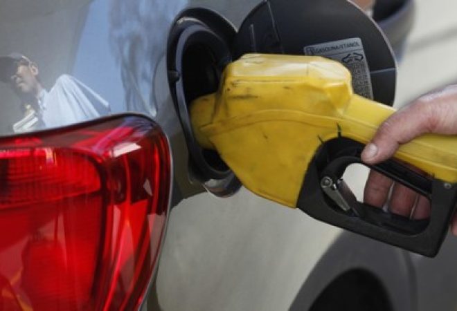 Funcionário abastece carro em posto de gasolina em São Paulo
