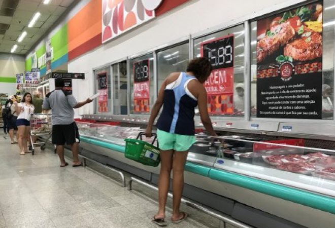 Clientes fazem compras em supermercado no Rio de Janeiro