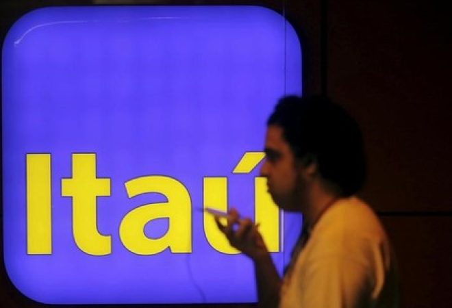 Homem passa por agência do Itaú na avenida Paulista, em São Paulo