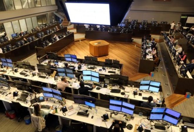 Operadores durante sessão da Bovespa, no centro de São Paulo