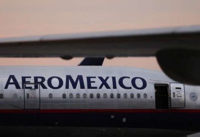 Avião da Aeromexico em pista de aeroporto na Cidade do México