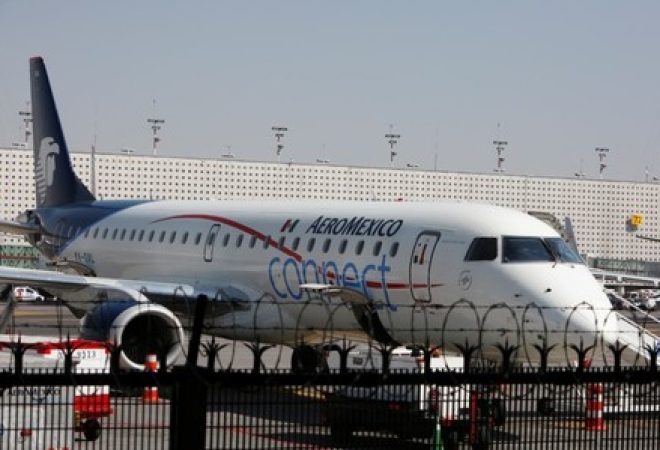 Avião Embraer ERJ-190AR da Aeromexico Connect  em pista no aeroporto internacional Benito Juarez, na Cidade do México.