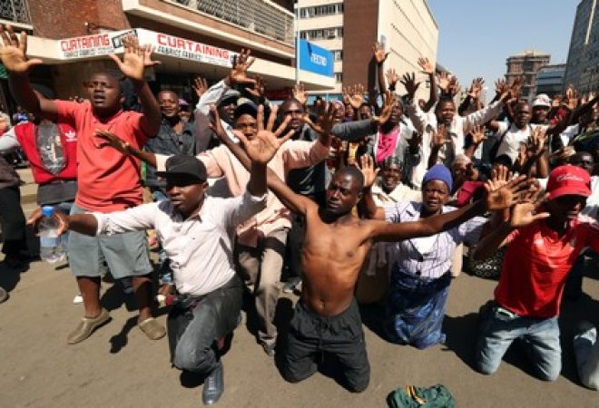 Apoiadores do candidato de oposição à Presidência do Zimbábue, Nelson Chamisa, protestam enquanto aguardam divulgação do resultado da eleição, em Harare
