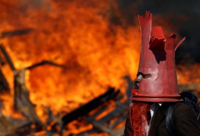 Apoiador do partido de oposição MDC durante protesto em Harare
