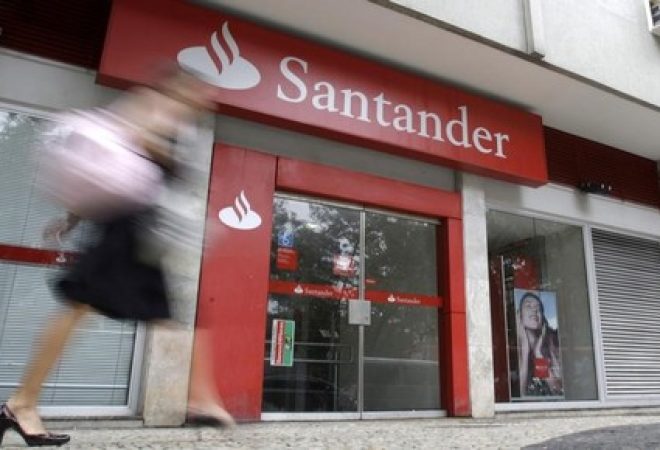 Mulher passa em frente à agência do Santander no Rio de Janeiro