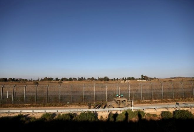 Soldados israelenses patrulham linha de cessar-fogo entre Israel e Síria nas Colinas de Golã