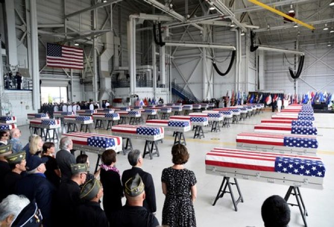 Caixões com restos mortais de soldados norte-americanos mortos na Guerra da Coreia, em cerimônia no Havaí