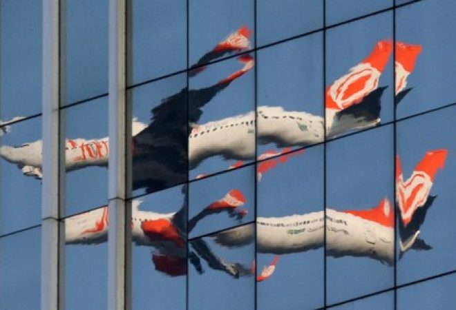 Imagem do avião da Gol refletida em um prédio ao decolar do aeroporto de Congonhas, em São Paulo