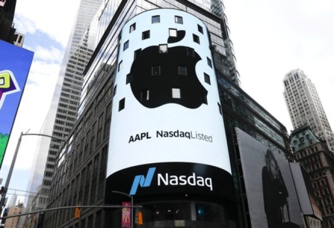 Logo da Apple em tela da bolsa Nasdaq em Nova York, Estados Unidos