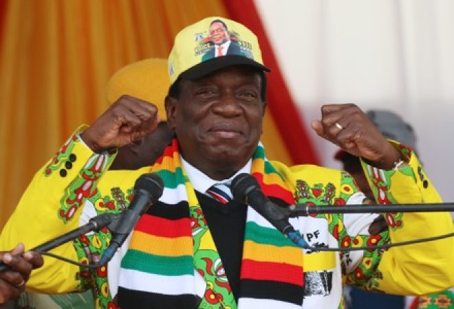 Presidente do Zimbábue, Emmerson Mnangagwa, durante comício em Chinhoyi