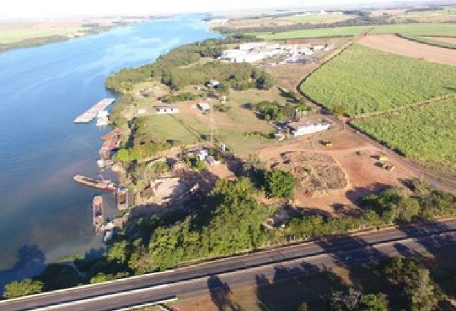 Hidrovia Tietê-Paraná ao longo da cidade de Pederneiras