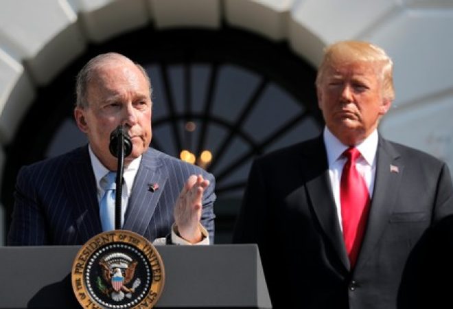 Conselheiro econômico da Casa Branca, Larry Kudlow, e presidente dos Estados Unidos, Donald Trump, em Washington