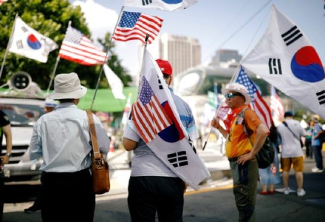 Membros de grupo conservador de direira protestam contra a Coreia do Norte a a favor dos EUA em Seul