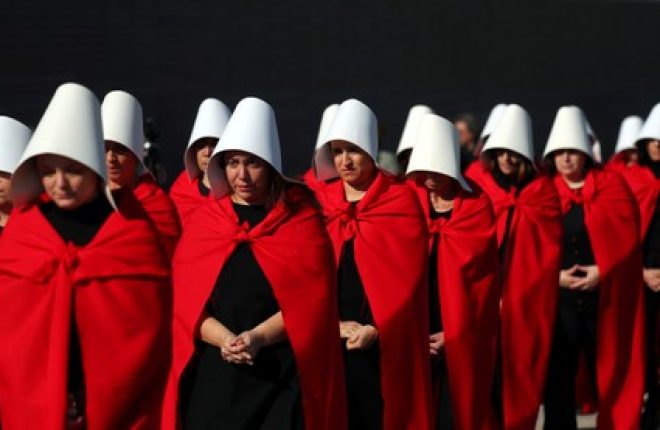 Ativistas vestidas de "The Handmaid's Tale" participam de protesto a favor da legalização do aborto em Buenos Aires