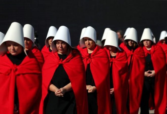 Ativistas vestidas de "The Handmaid's Tale" participam de protesto a favor da legalização do aborto em Buenos Aires