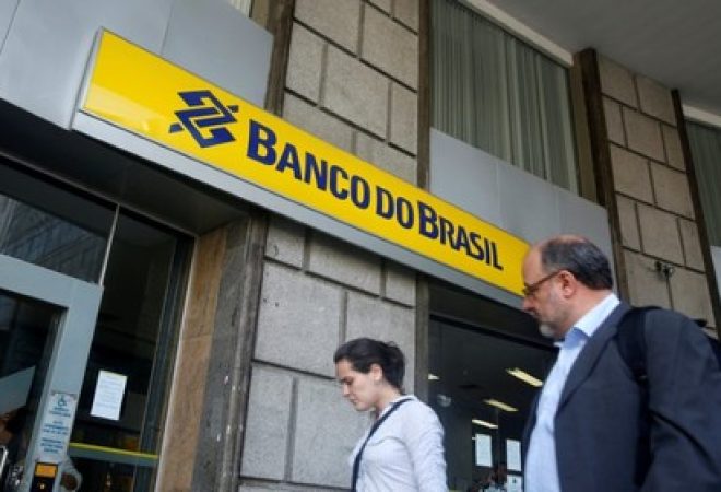 Pessoas passam em frente a agência do Banco do Brasil no centro do Rio de Janeiro