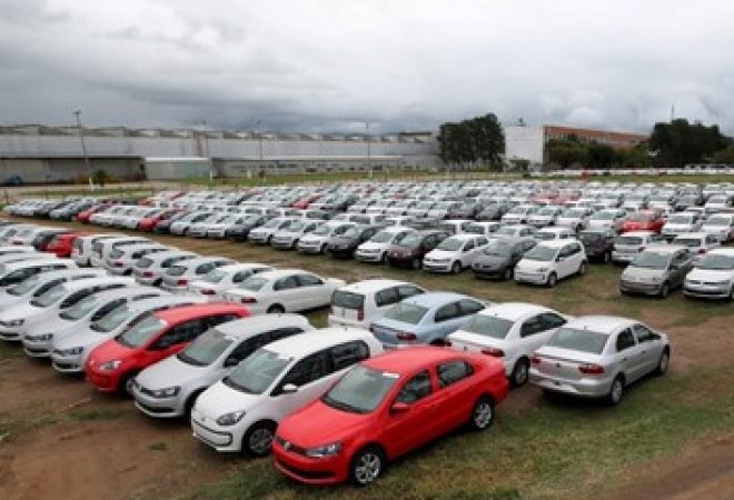 Novos veículos estacionados no pátio da fábrica da Volkswagen emTaubaté